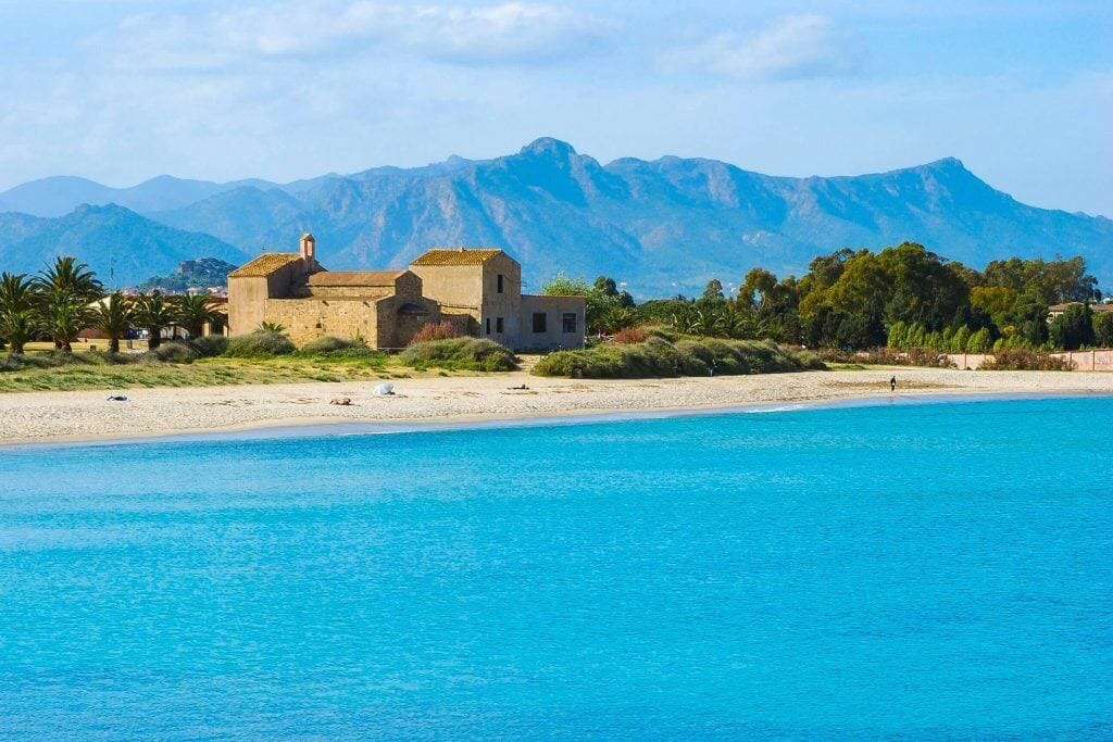 L'incantevole Chiesetta di Sant'Efisio a pochi passi dalla riva.