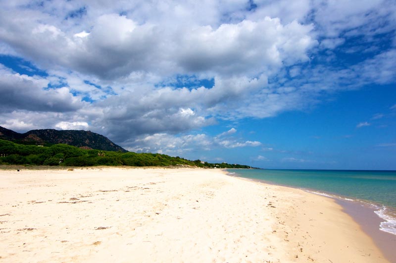Spiaggia di Foxi 'e Sali a Pula: un paradiso selvaggio e incontaminato dove i cani sono i benvenuti.