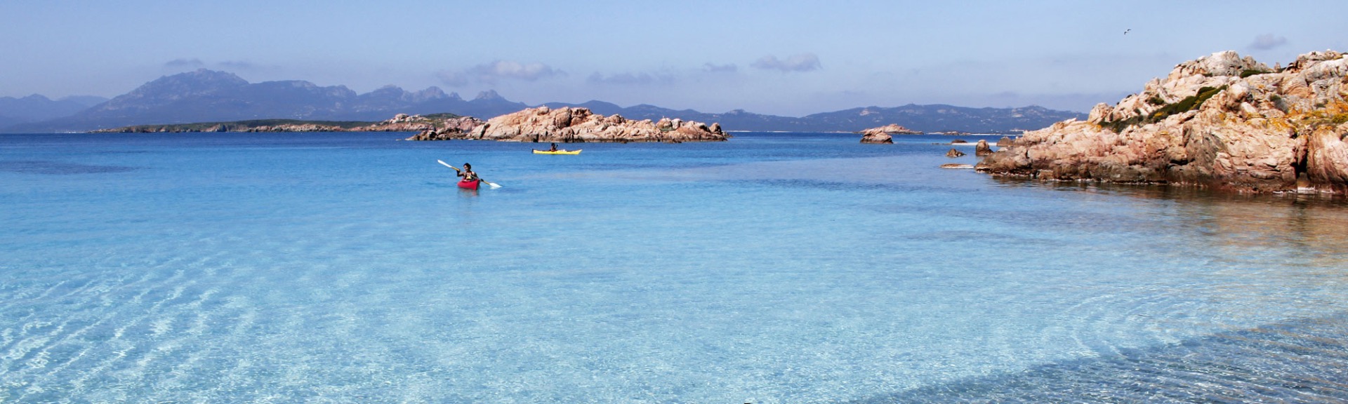 Dog Beach di Porto d'Agumu a Pula: spiaggia dedicata ai cani con acque cristalline e ampi spazi per i nostri amici a 4 zampe.