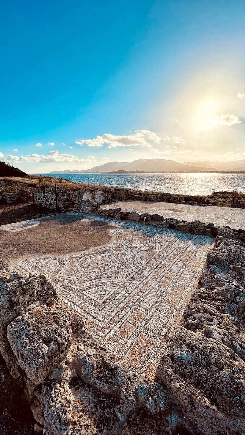 "A pochi minuti dalla nostra casa: la magia millenaria dei mosaici di Nora."